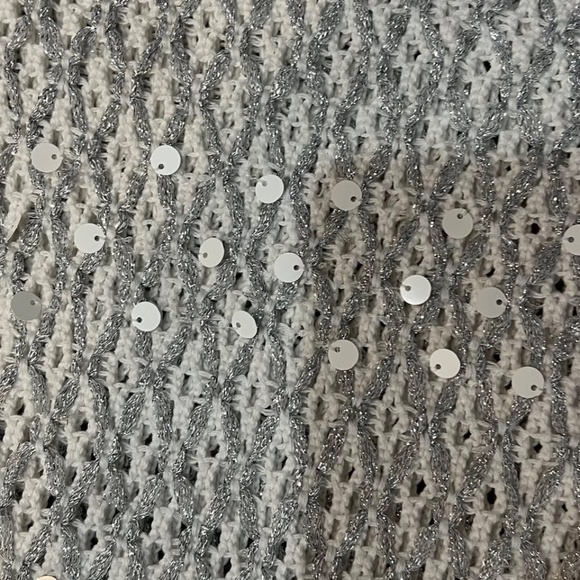 CHICOS WHITE AND SILVER OPEN WEAVE KNIT TOP - Picture 2 of 2